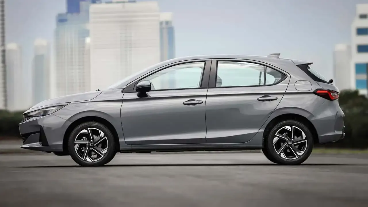 Honda City Hatchback 2027 visto de lado