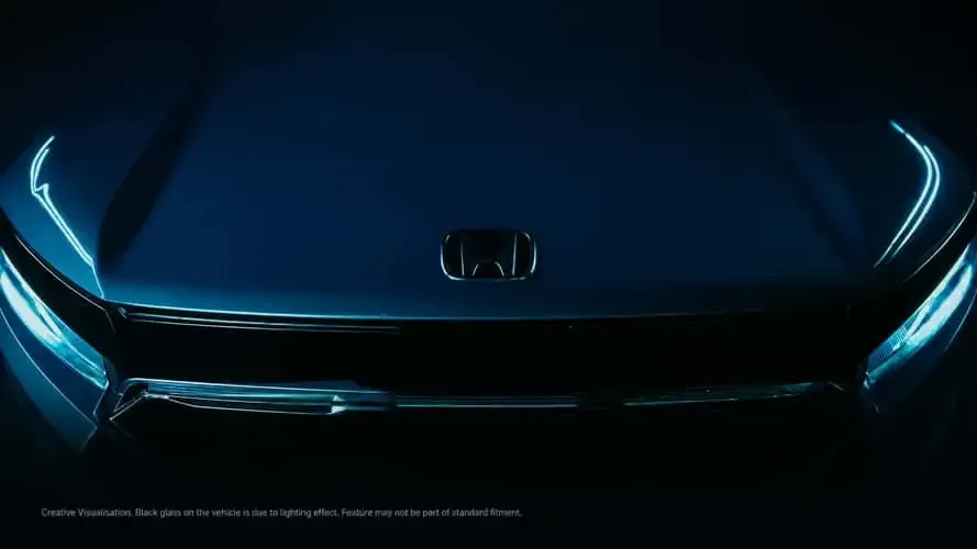 Teaser da dianteira do Honda Elevate reestilizado com o logotipo na borda do capô
