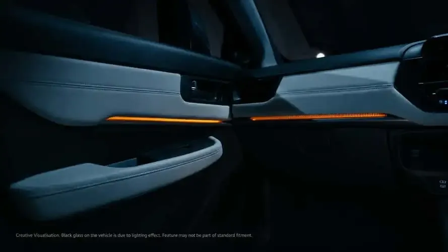 Painel e porta do Honda Elevate reestilizado com revestimento claro e iluminação ambiente âmbar