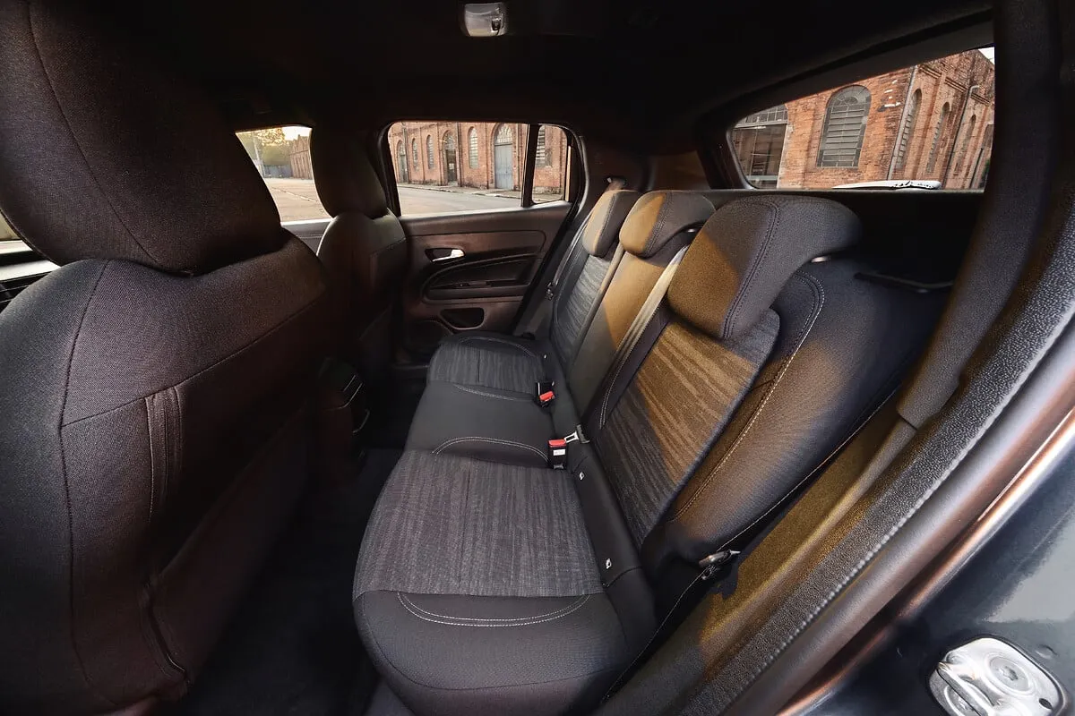Painel do Jeep Avenger com multimídia de 10 polegadas