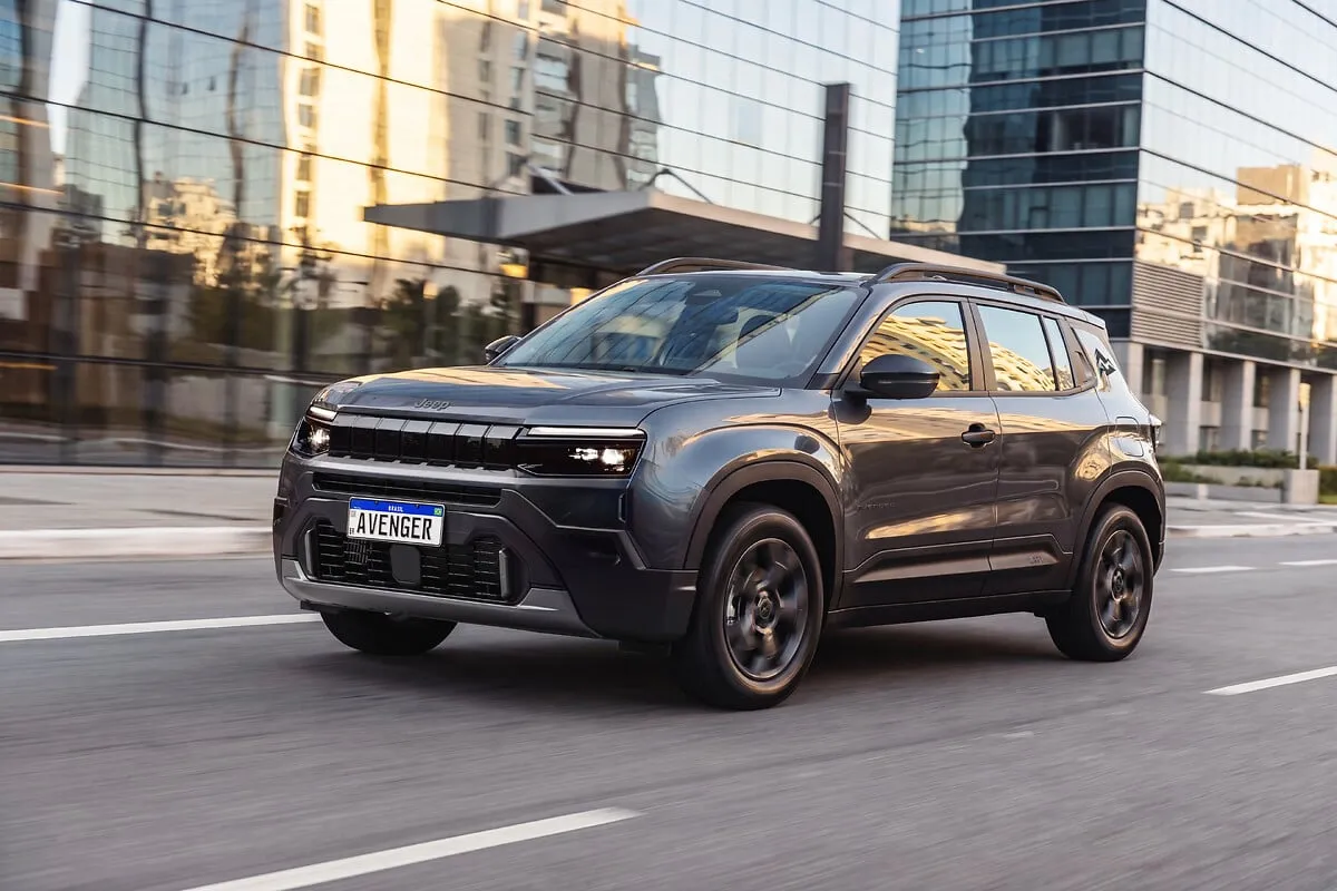 Jeep Avenger em movimento na cidade