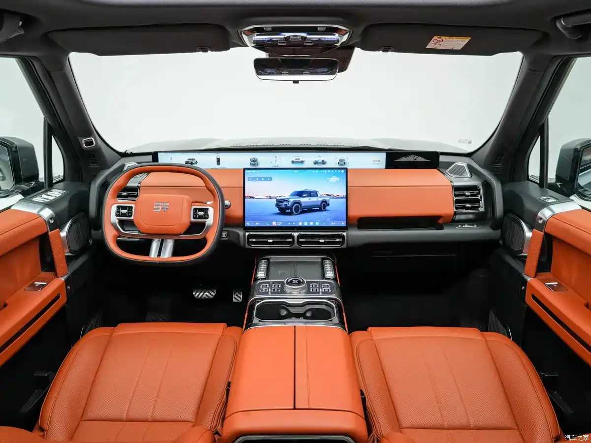 Painel da Jetour F700 com volante laranja e tela central