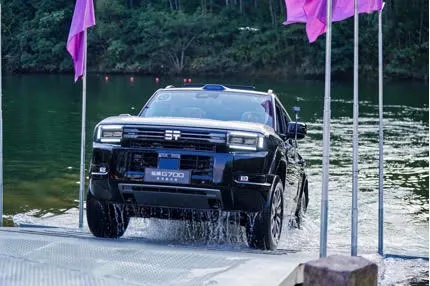 Jetour G700 Ark Edition saindo da água em rampa durante demonstração