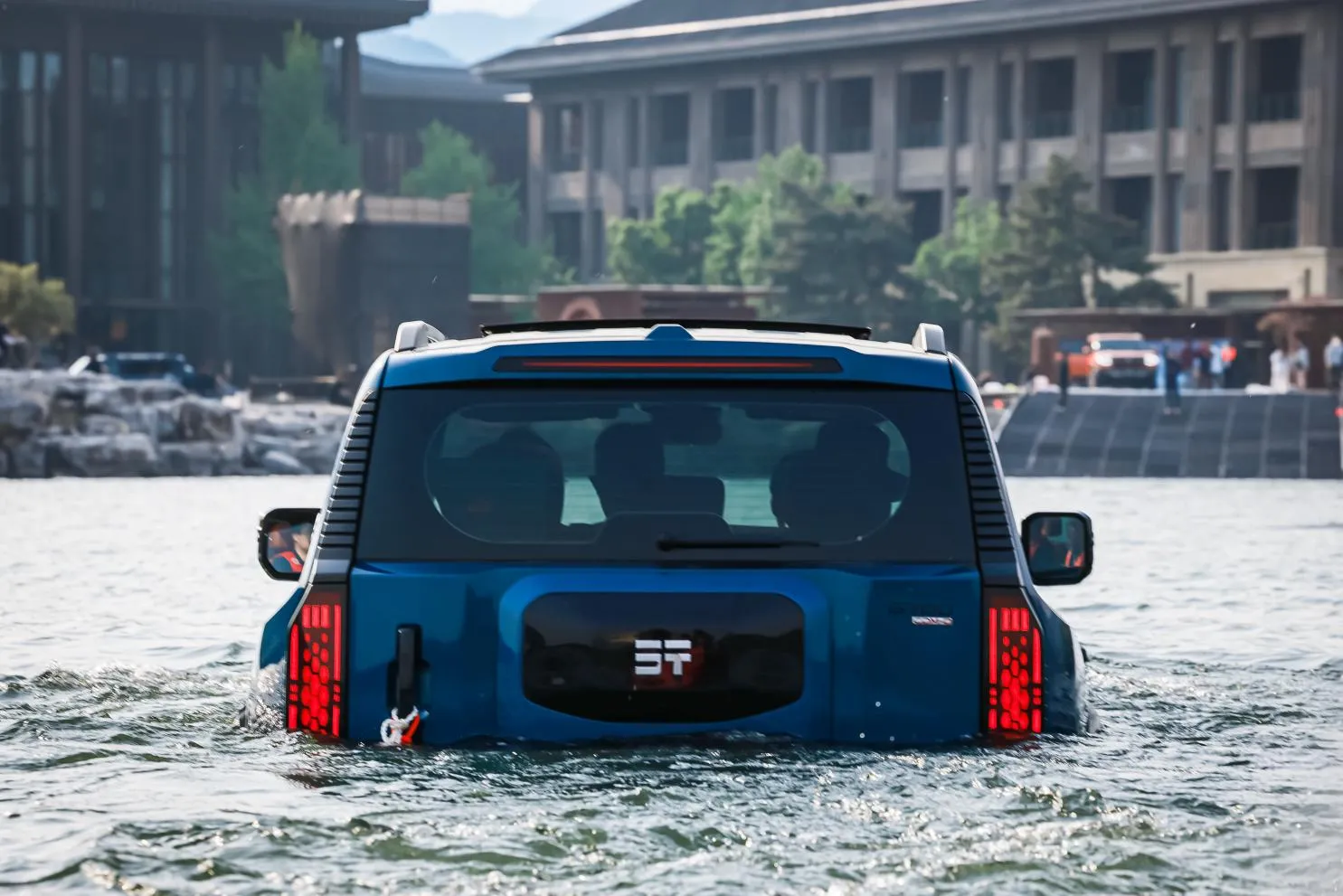 Jetour G700 Ark Edition demonstra capacidade anfíbia em teste na China ...