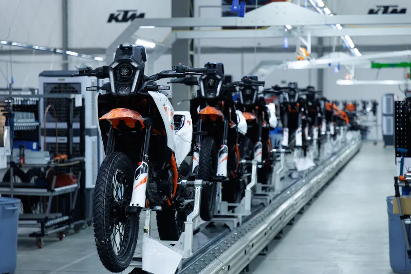 Linha de montagem da KTM 390 Adventure em Manaus