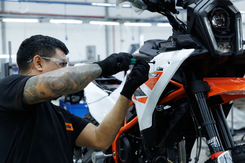 Fila de KTM 390 Adventure na linha de montagem