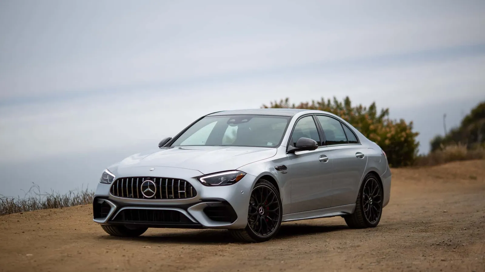 Mercedes-AMG C63 S E Performance da geração atual, com motor 2.0 turbo de quatro cilindros e sistema híbrido plug-in.