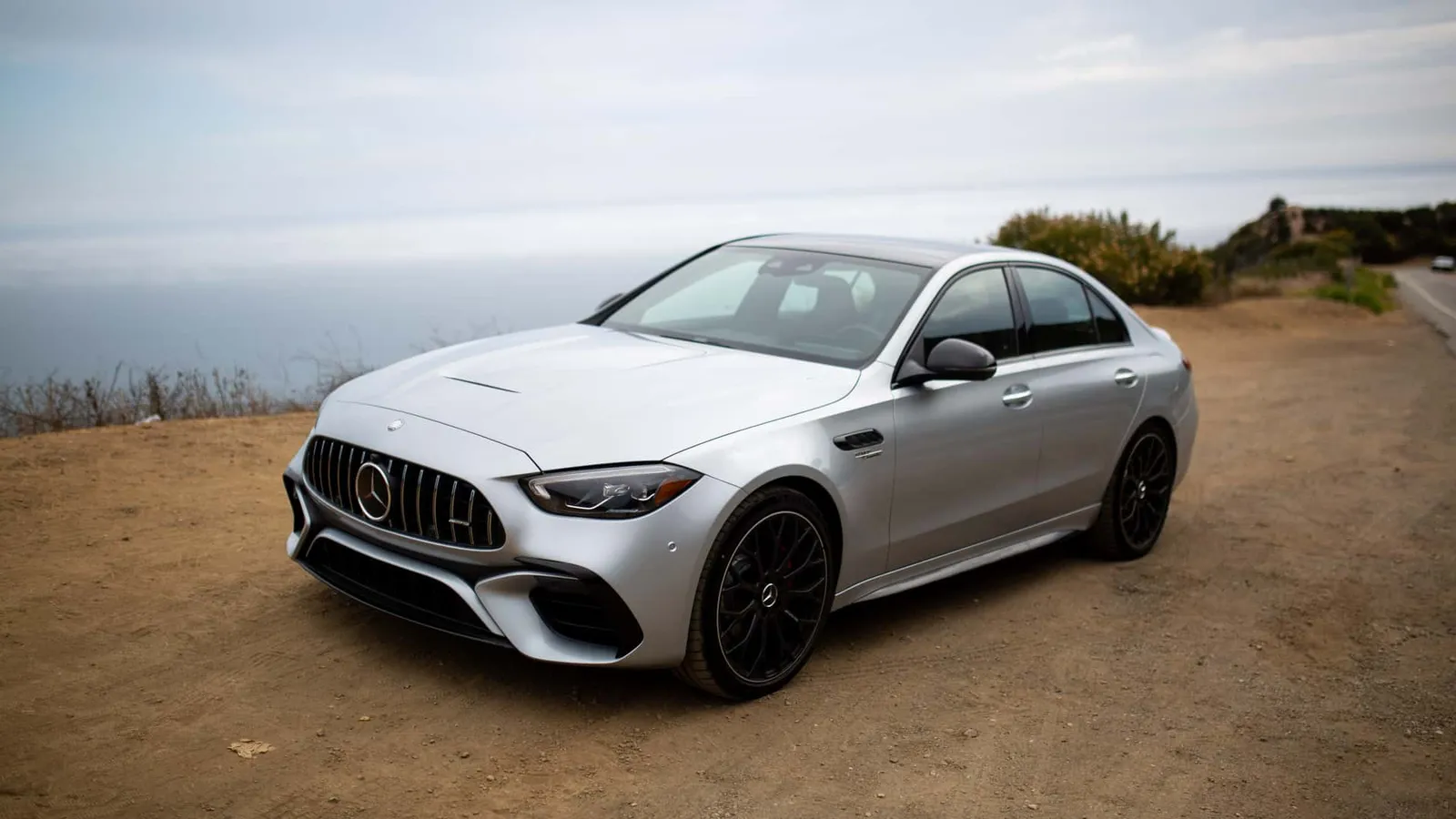Mercedes-AMG C63 prata parado à beira de uma estrada