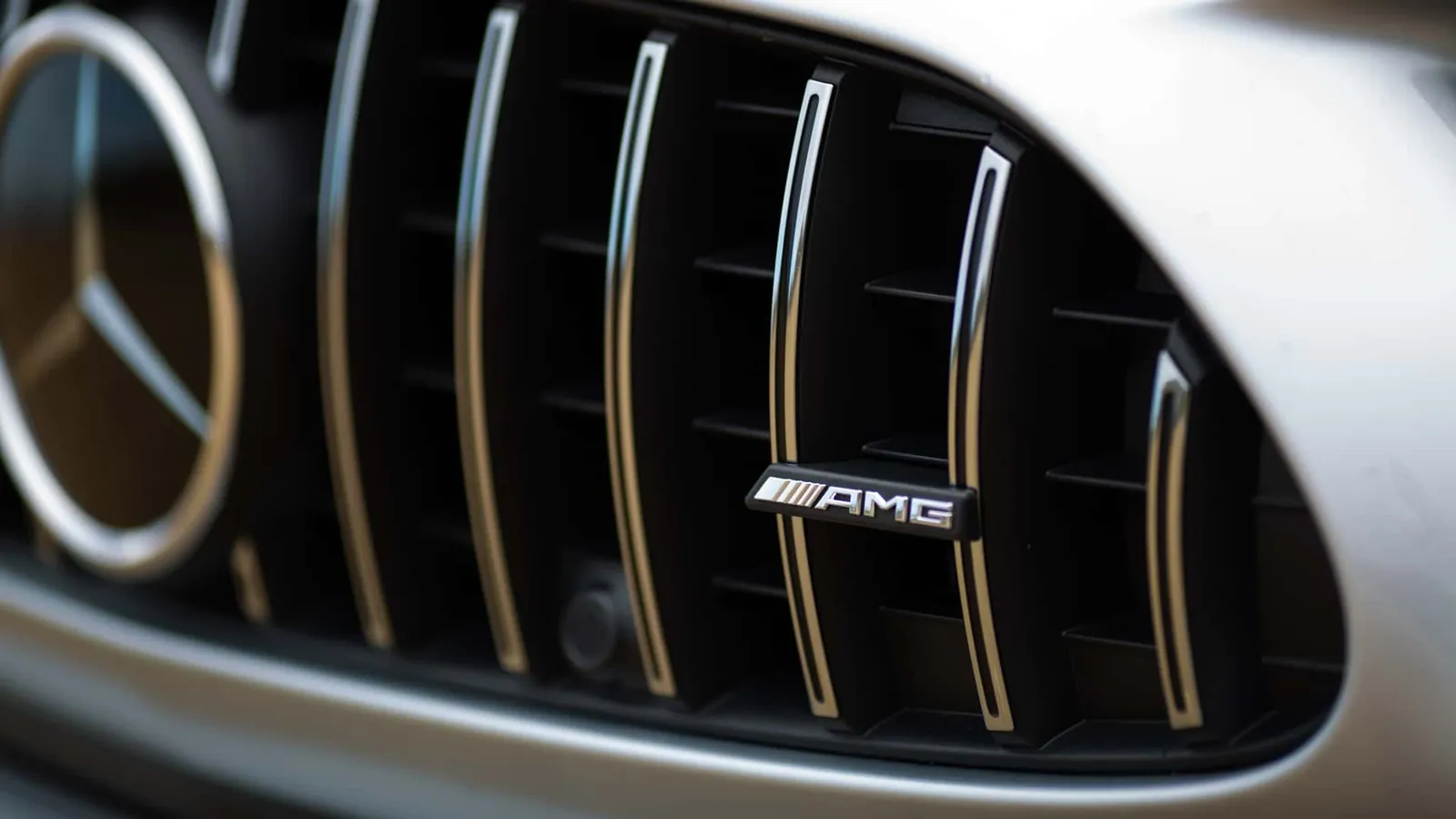 Grade frontal do Mercedes-AMG C63 com logotipo AMG