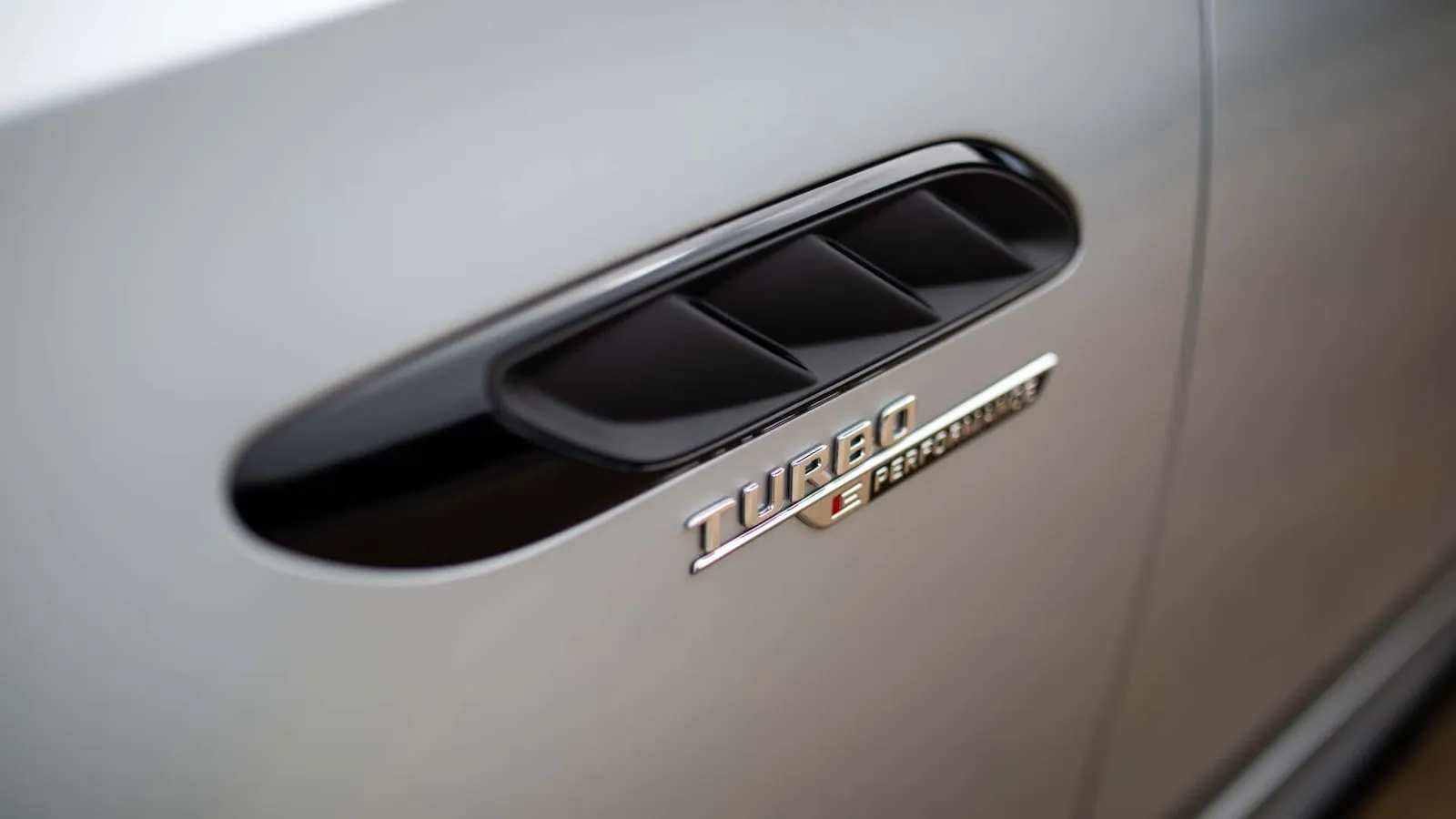 Emblema Turbo E Performance na lateral do C63