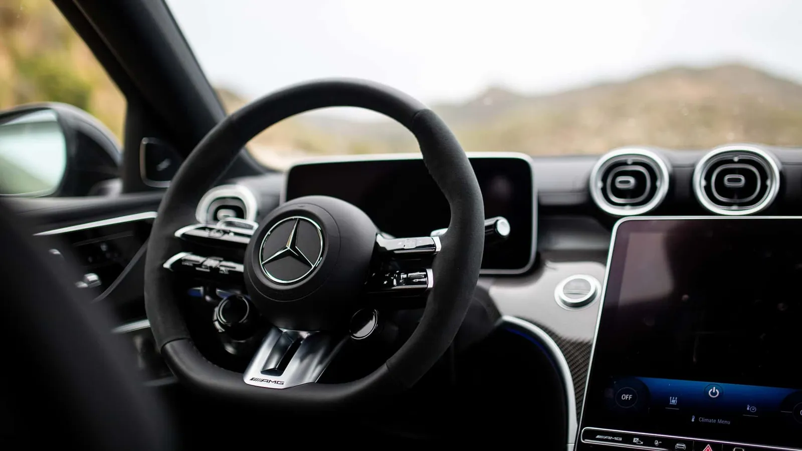 Volante AMG e painel do Mercedes-AMG C63