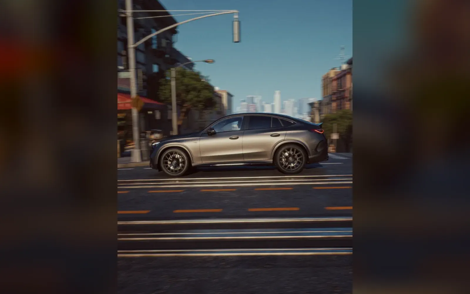 Mercedes-AMG GLC 53 Coupé visto de lado em movimento