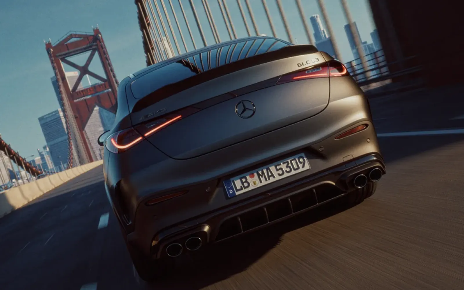 Traseira do Mercedes-AMG GLC 53 Coupé em movimento numa ponte