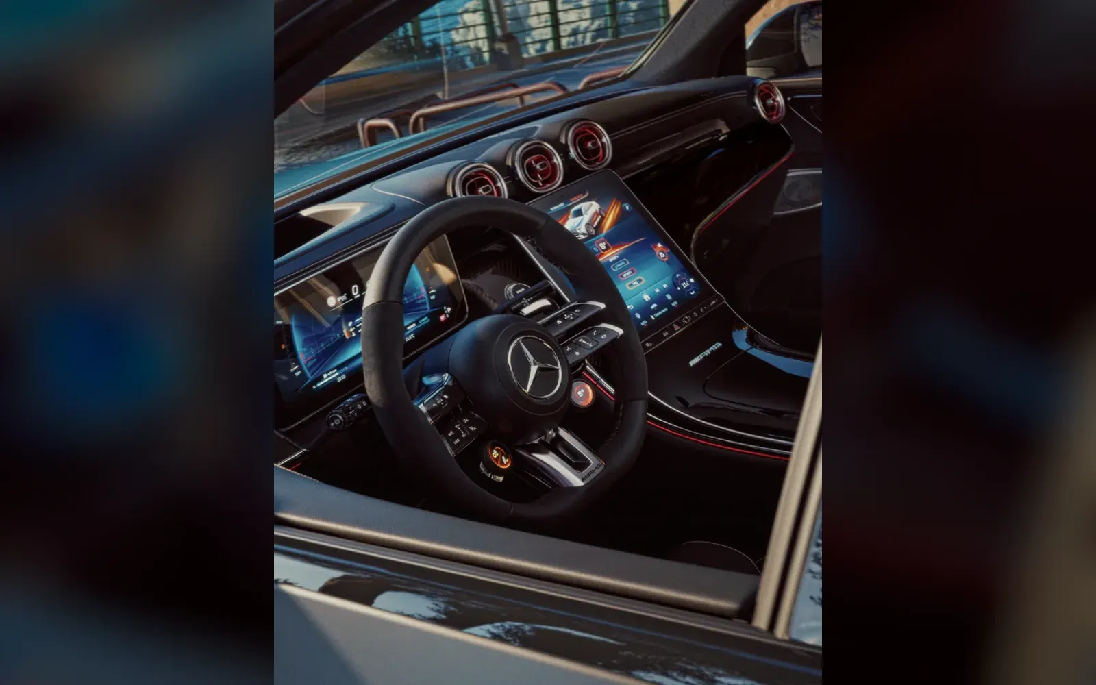Painel do Mercedes-AMG GLC 53 com volante AMG e central multimídia vertical