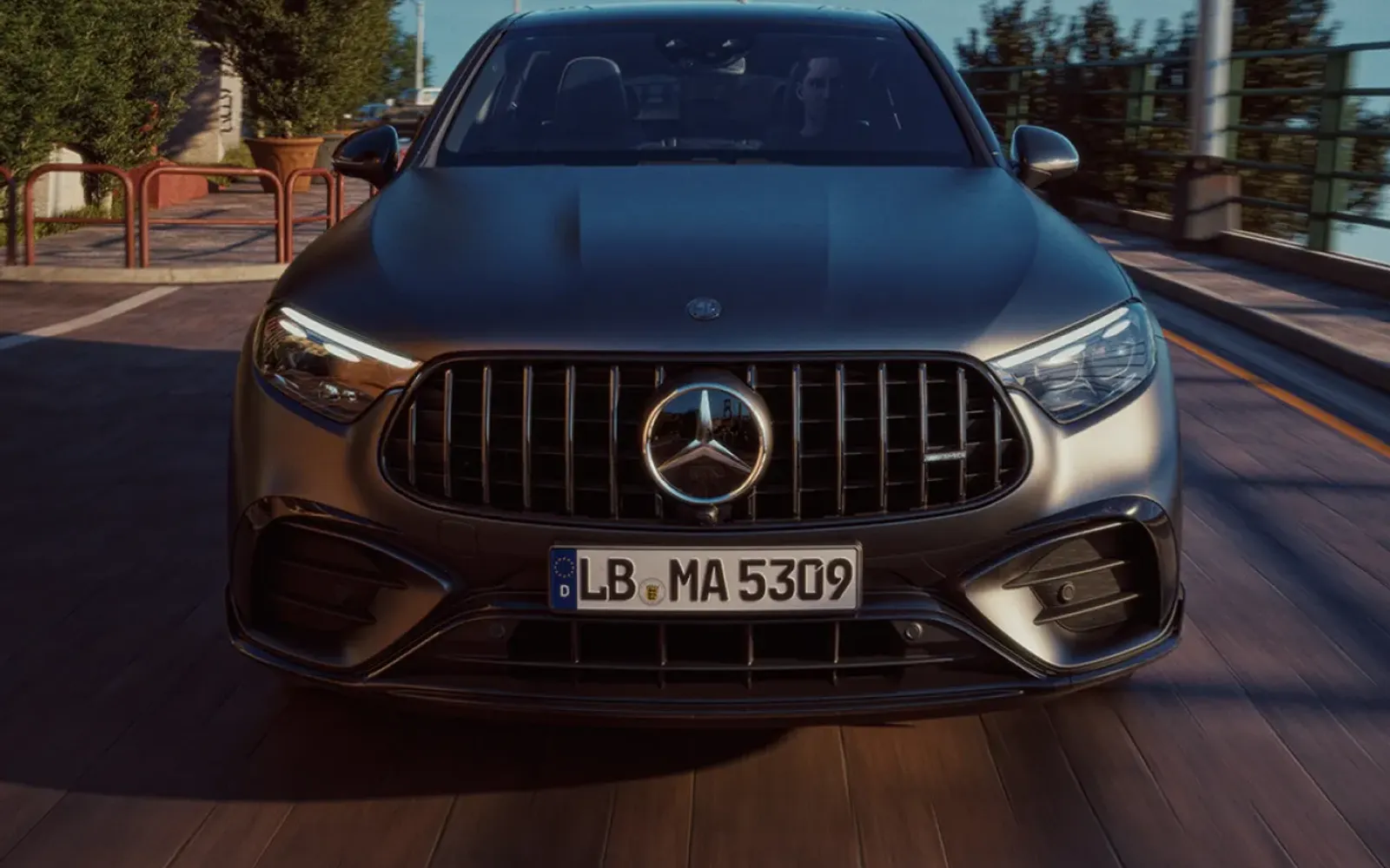 Mercedes-AMG GLC 53 Coupé visto de frente em movimento