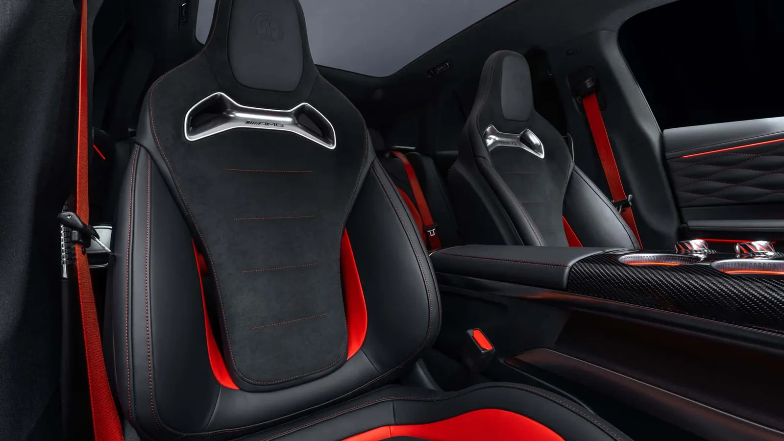 Bancos esportivos AMG com detalhes em vermelho