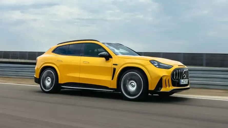 Mercedes-AMG GT SUV amarelo em movimento visto de lado