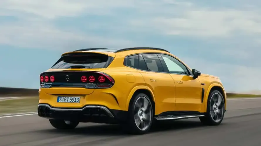 Mercedes-AMG GT SUV amarelo visto de trás