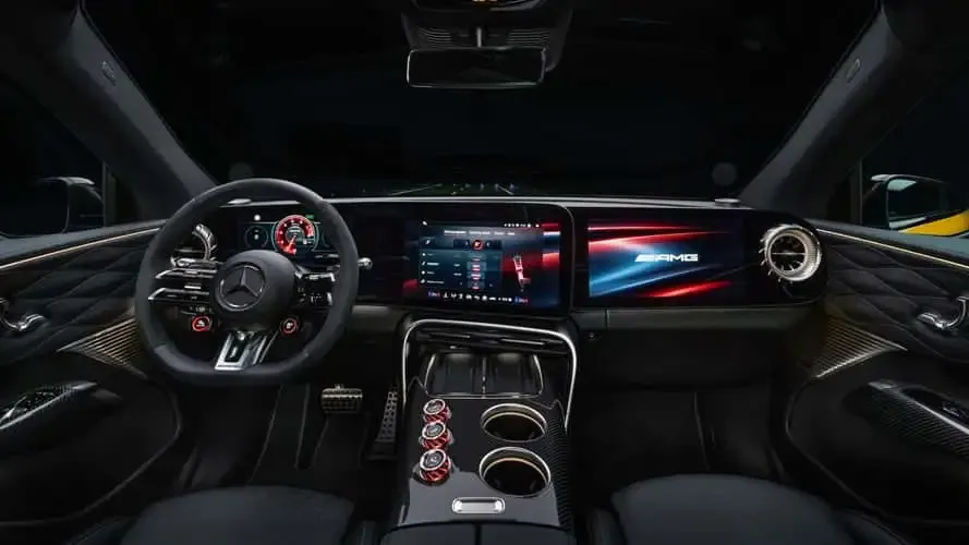 Painel do Mercedes-AMG GT SUV com telas e volante AMG