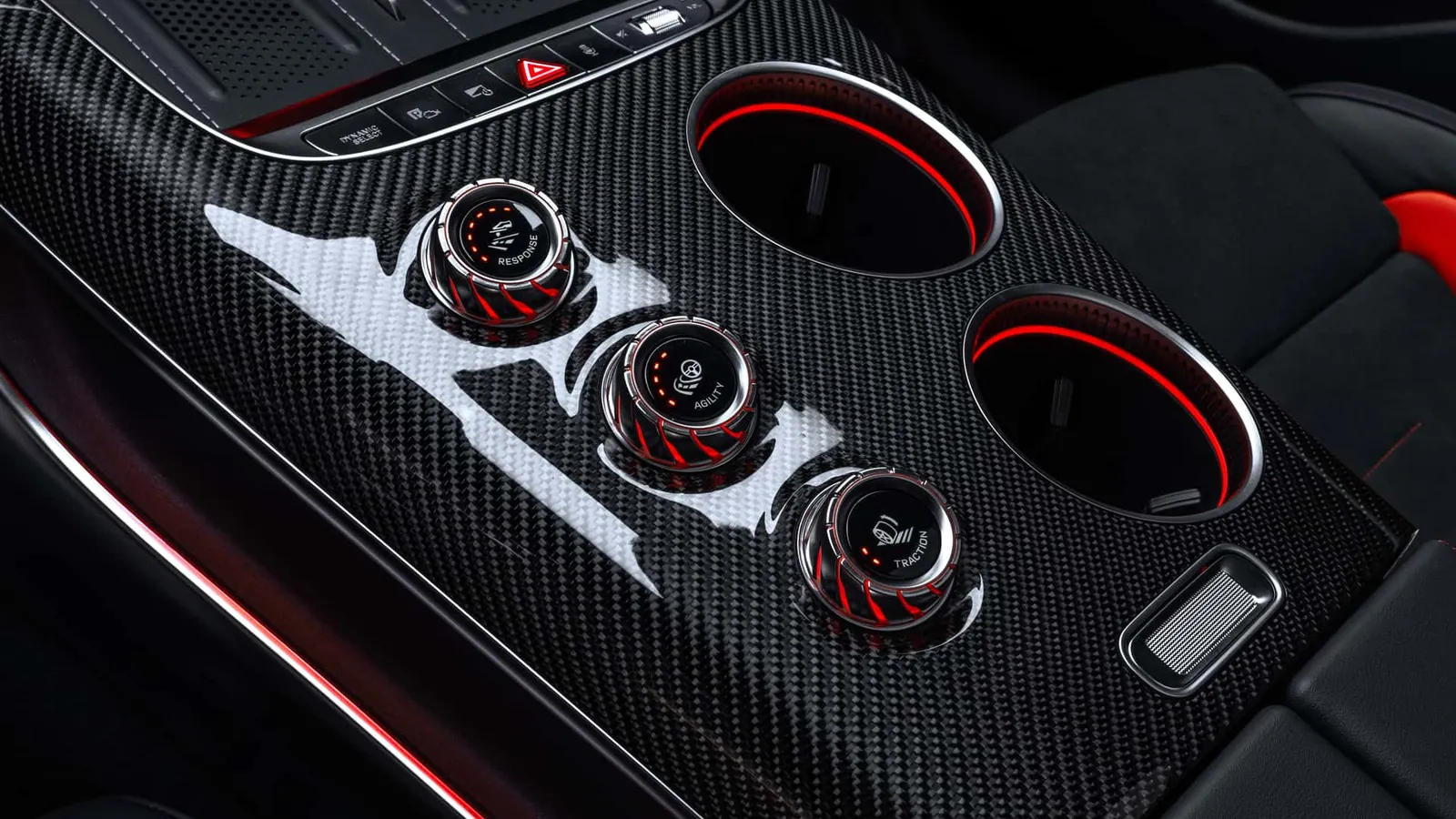 Botões giratórios do AMG Race Engineer no console de fibra de carbono