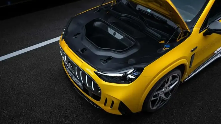 Porta-malas dianteiro do Mercedes-AMG GT SUV amarelo