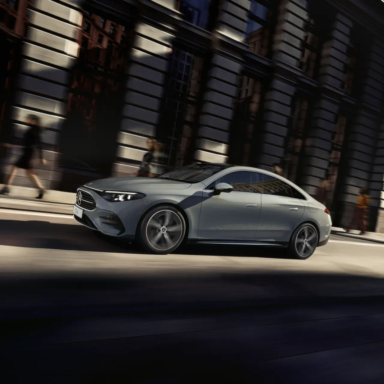Mercedes-Benz CLA 200 AMG Line em movimento visto de lado