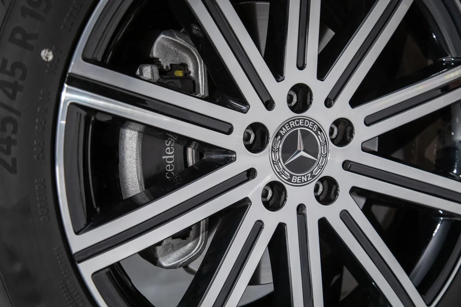 Rodas de 19 polegadas com pneus 245/45 R19, da versão Elegance