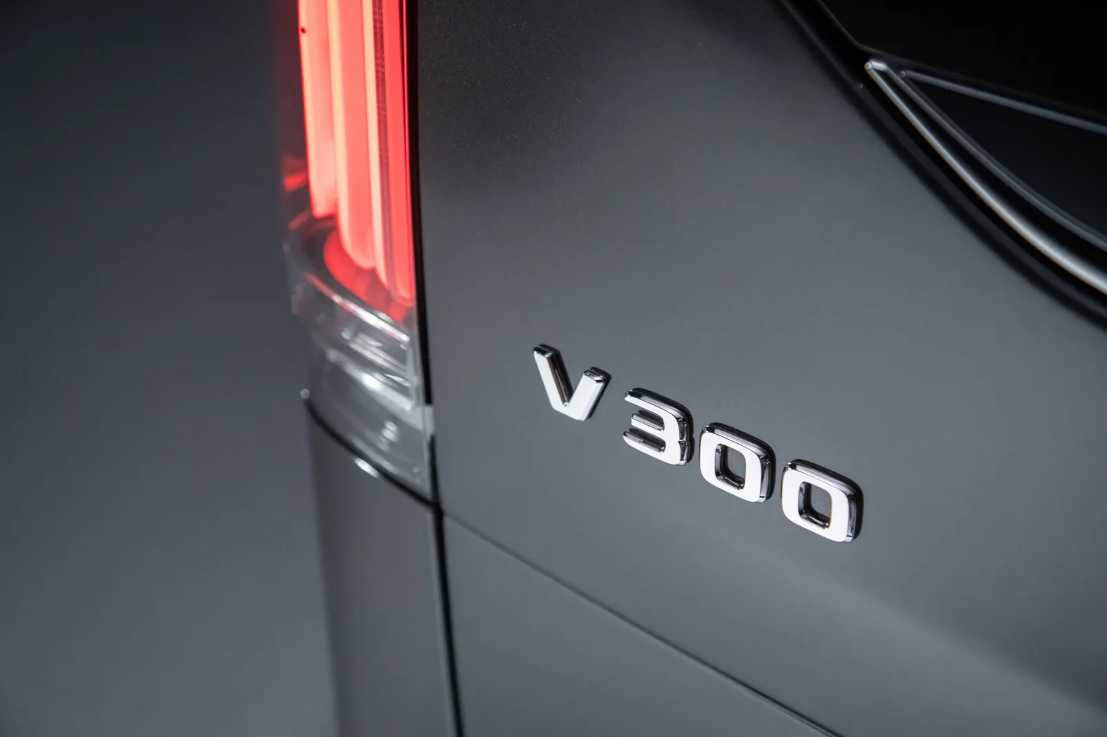 Emblema V 300 na tampa traseira