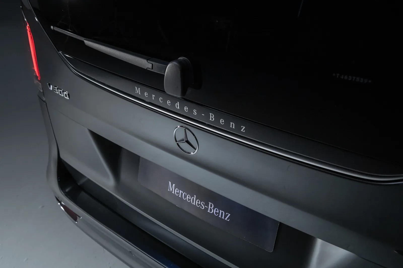 Tampa traseira com o nome Mercedes-Benz sobre a janela