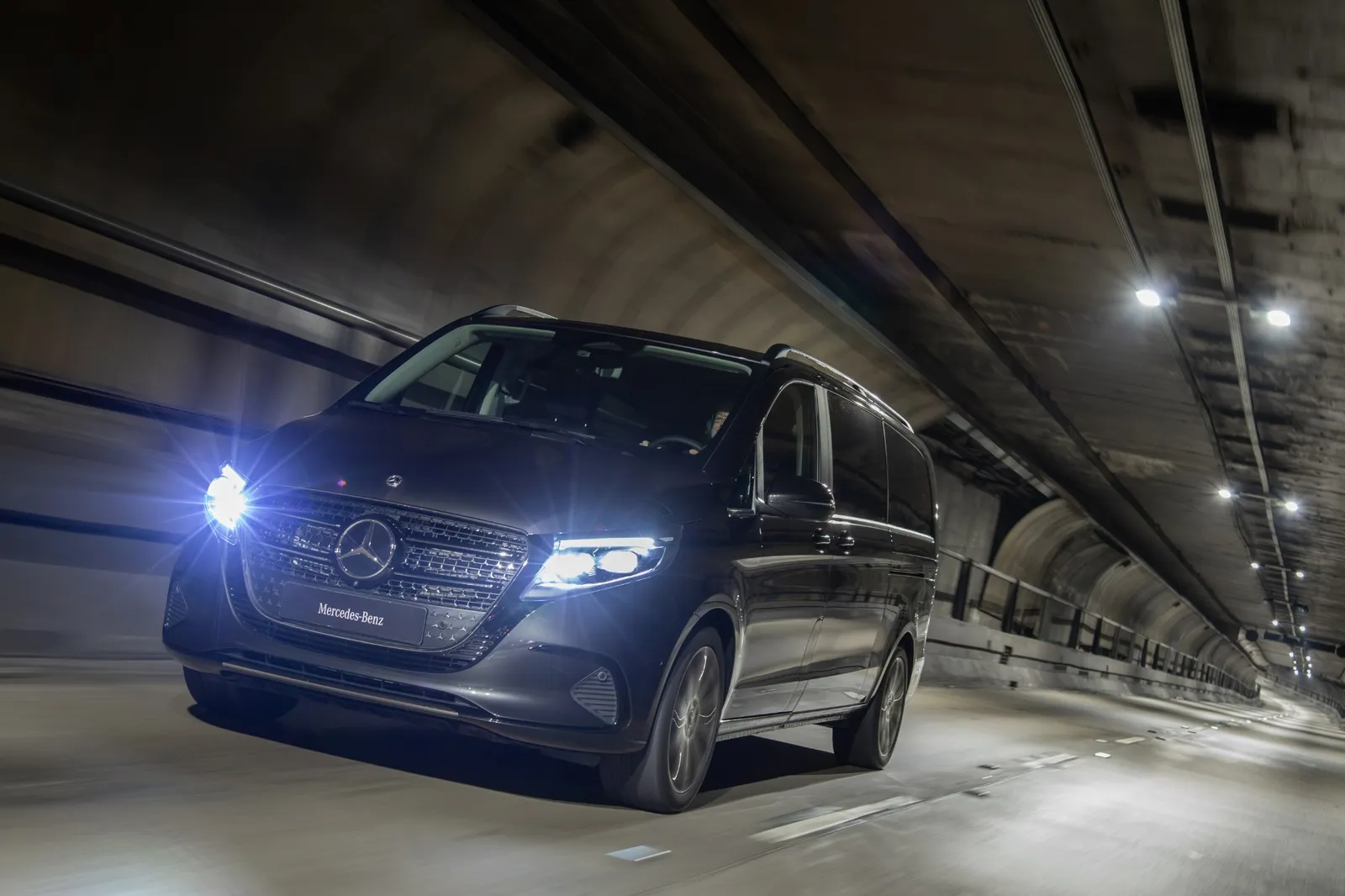 Mercedes-Benz Classe V em movimento dentro de um túnel