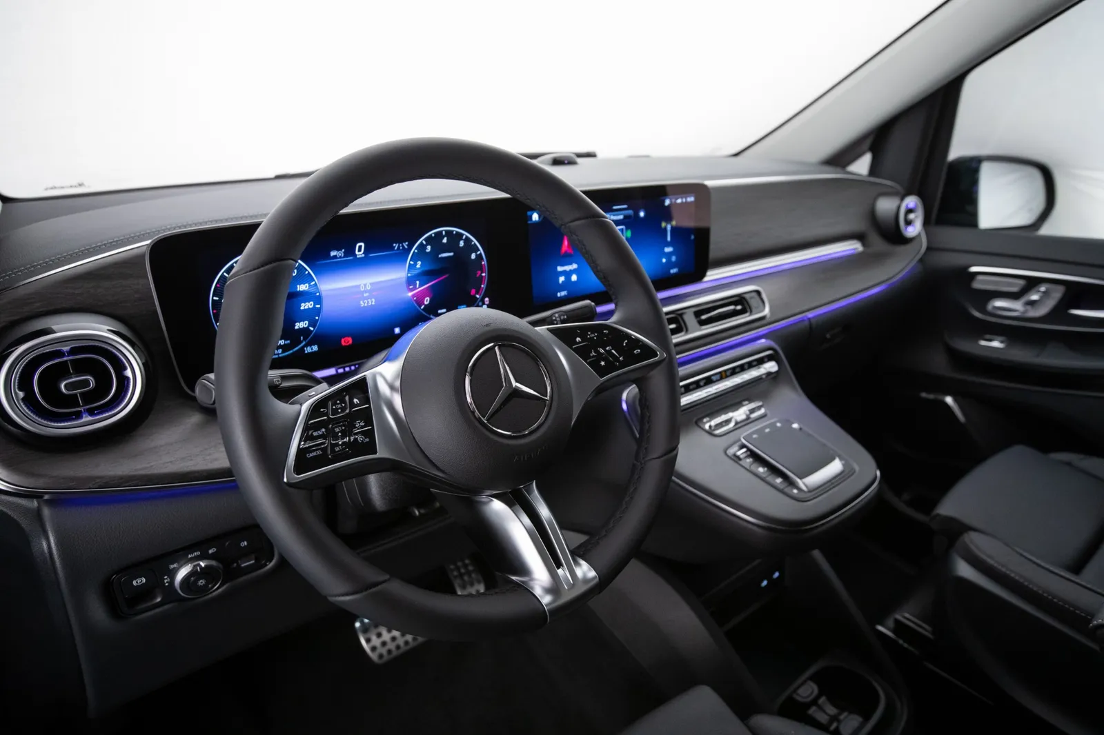 Painel do Mercedes-Benz Classe V com cockpit widescreen