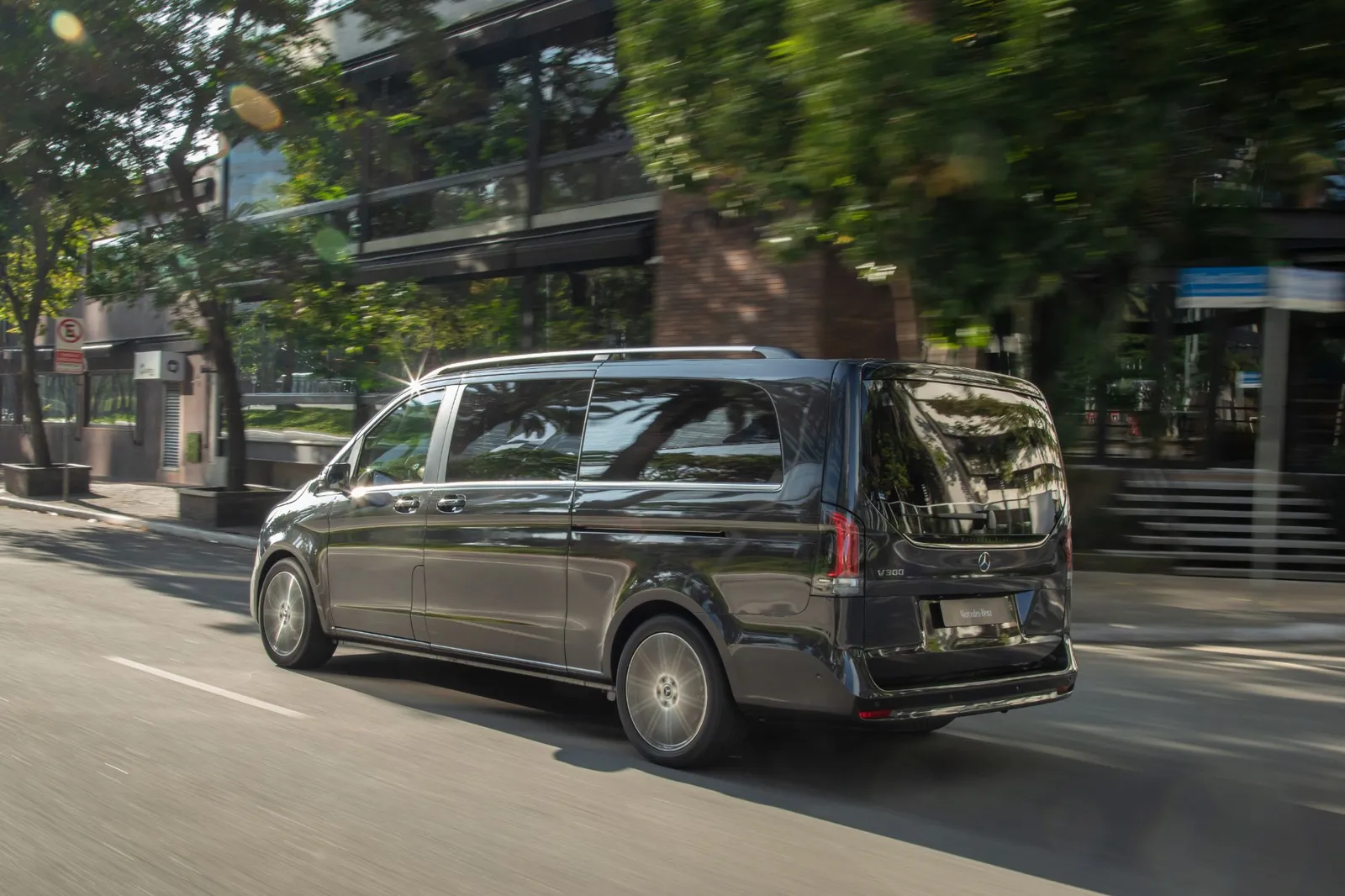 Mercedes-Benz Classe V em movimento, visto de trás