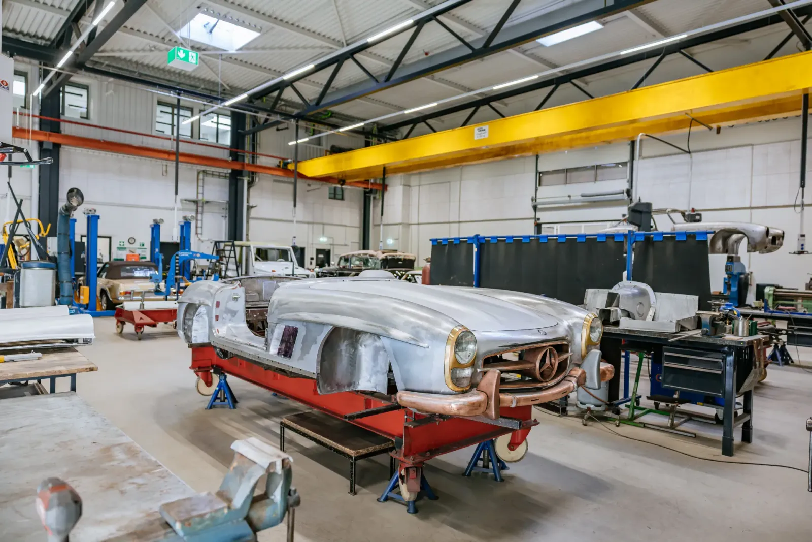 Carroceria de Mercedes-Benz 300 SL Roadster em restauração