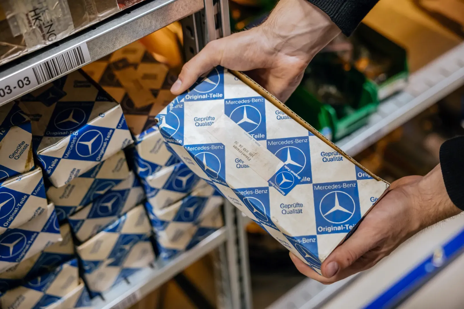 Caixa de peça original Mercedes-Benz em prateleira