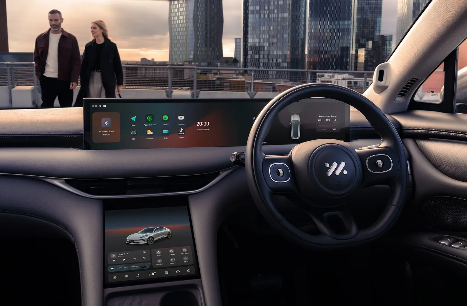 Tela panorâmica no painel e tela central no console (versão britânica, com volante à direita)