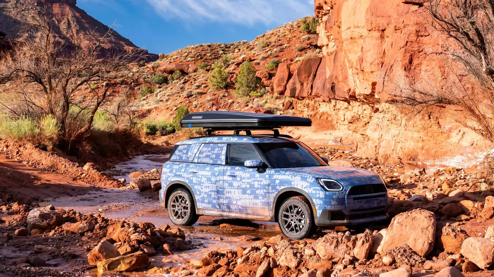 Protótipo camuflado do MINI Countryman com barraca de teto em trilha de pedras