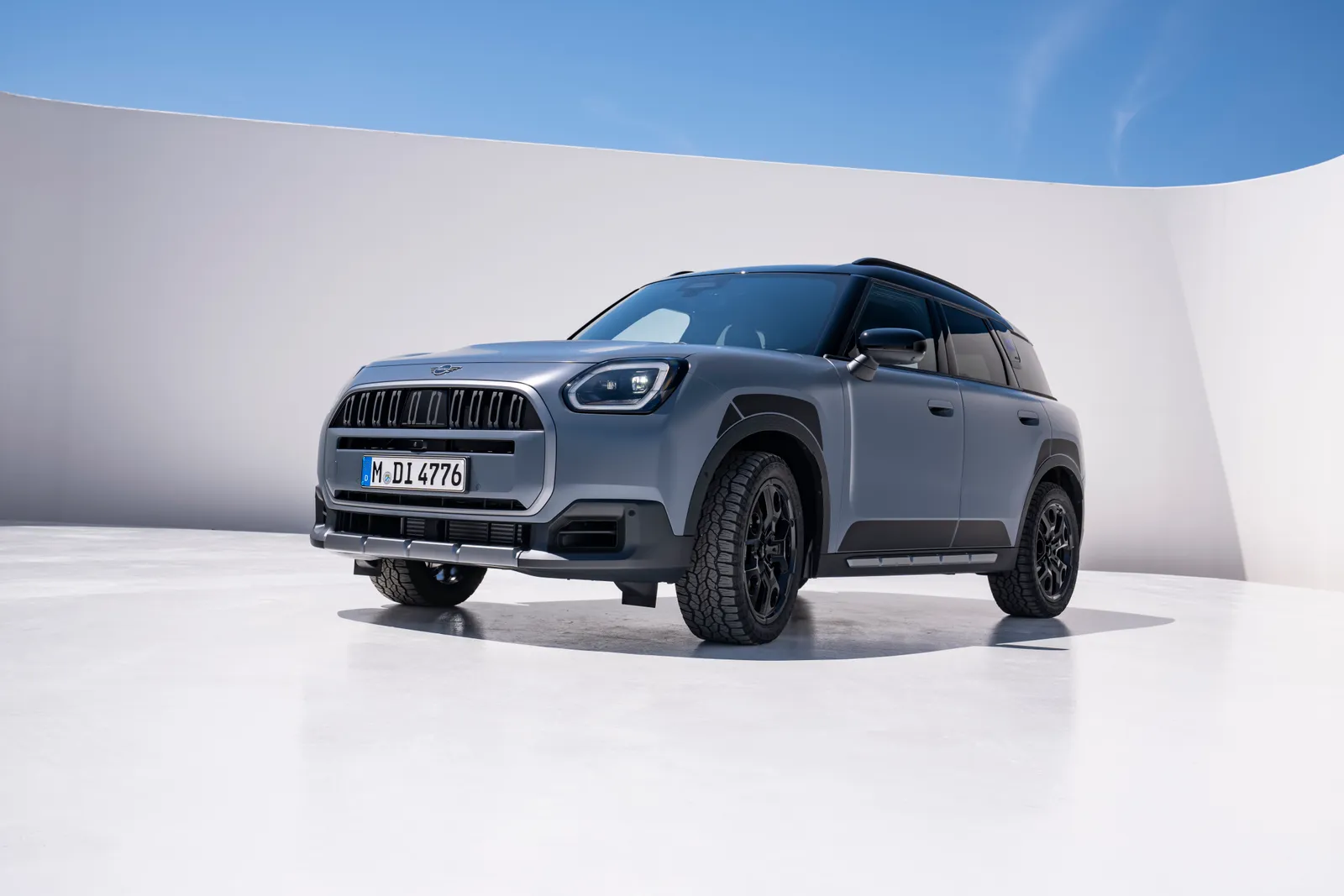 MINI Countryman Untamed Edition cinza visto de frente
