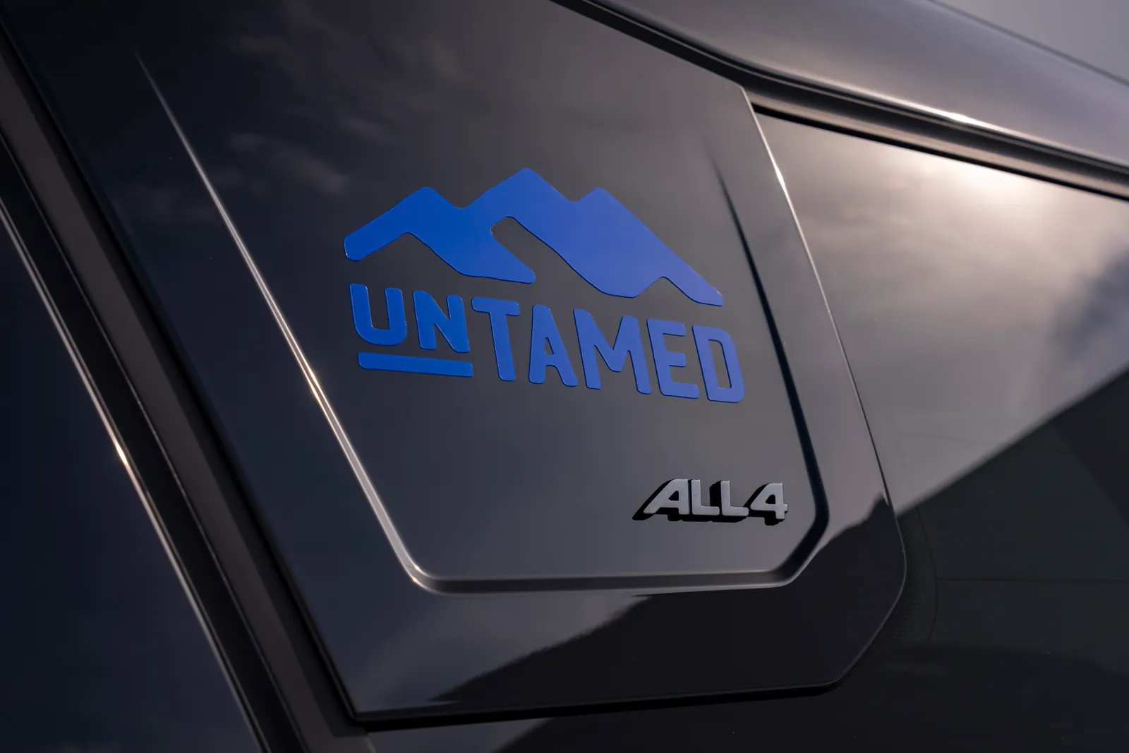 Logotipo Untamed com desenho de montanhas na coluna C