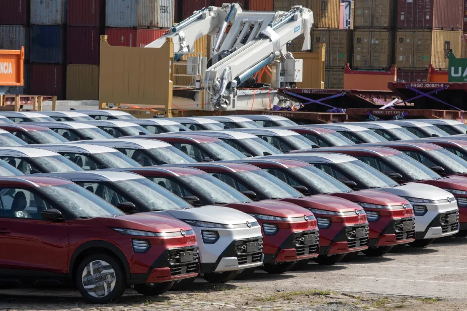 Unidades do Nissan Kait no pátio do porto do Rio de Janeiro