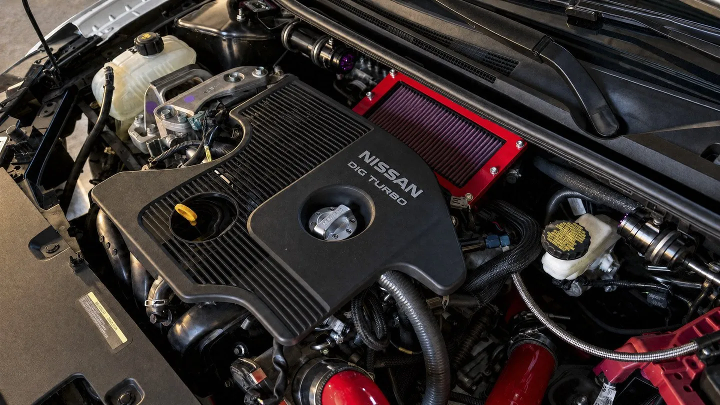 Motor 2.0 turbo do Nissan Sentra Spec-V Concept com tubulações vermelhas