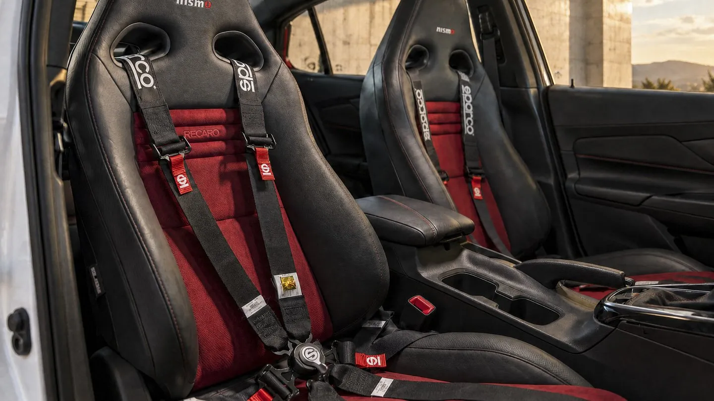 Bancos Recaro do GT-R NISMO no Sentra Spec-V Concept