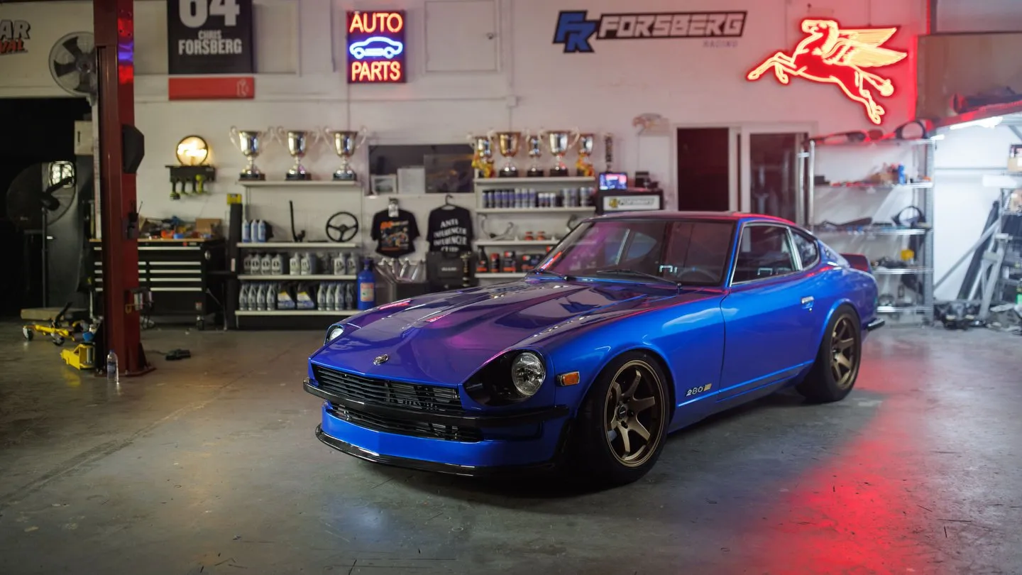 Datsun S30 Concept azul na oficina de Chris Forsberg