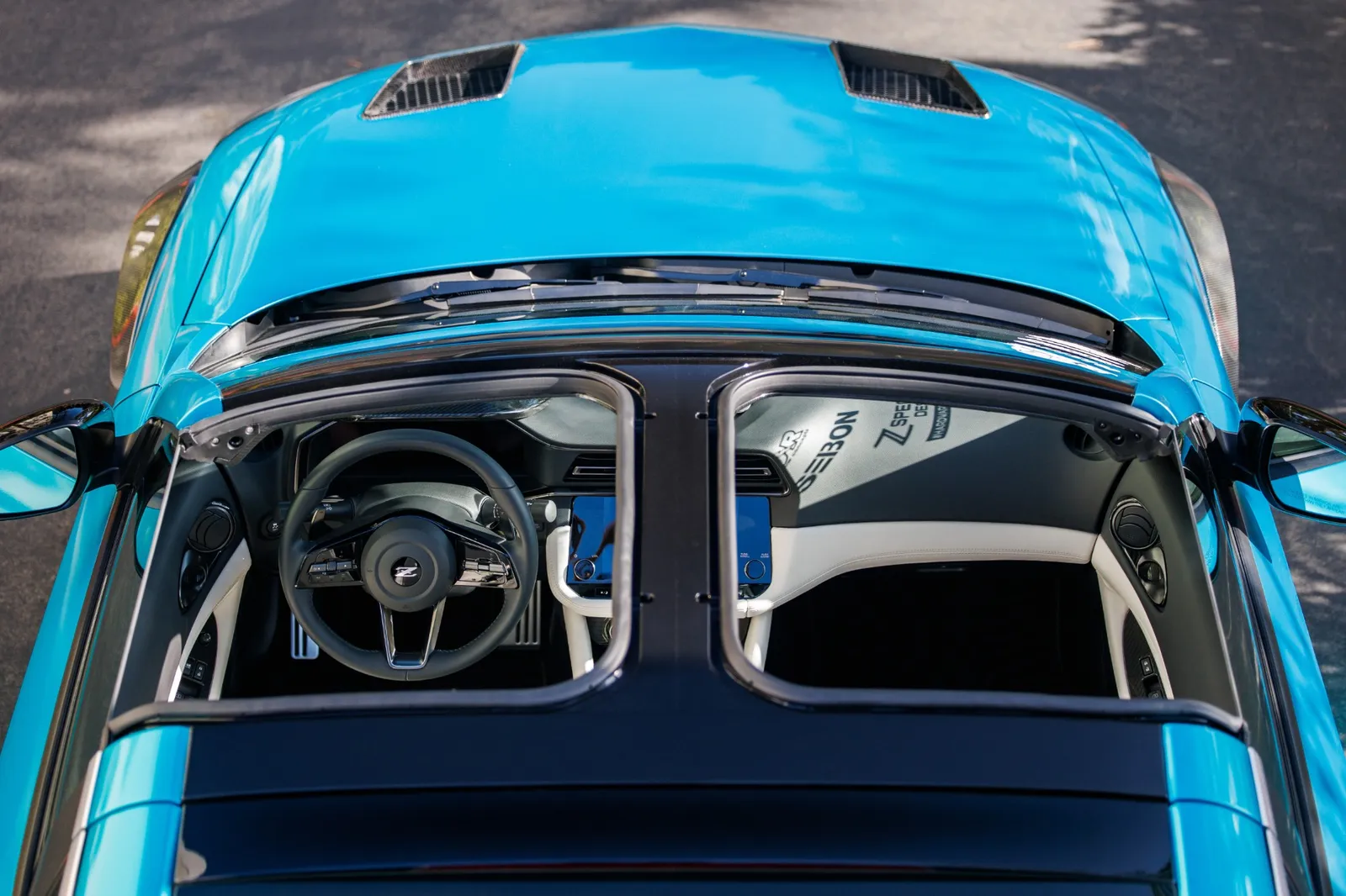 Nissan Z Kaze visto de cima, com os painéis do teto T-top removidos