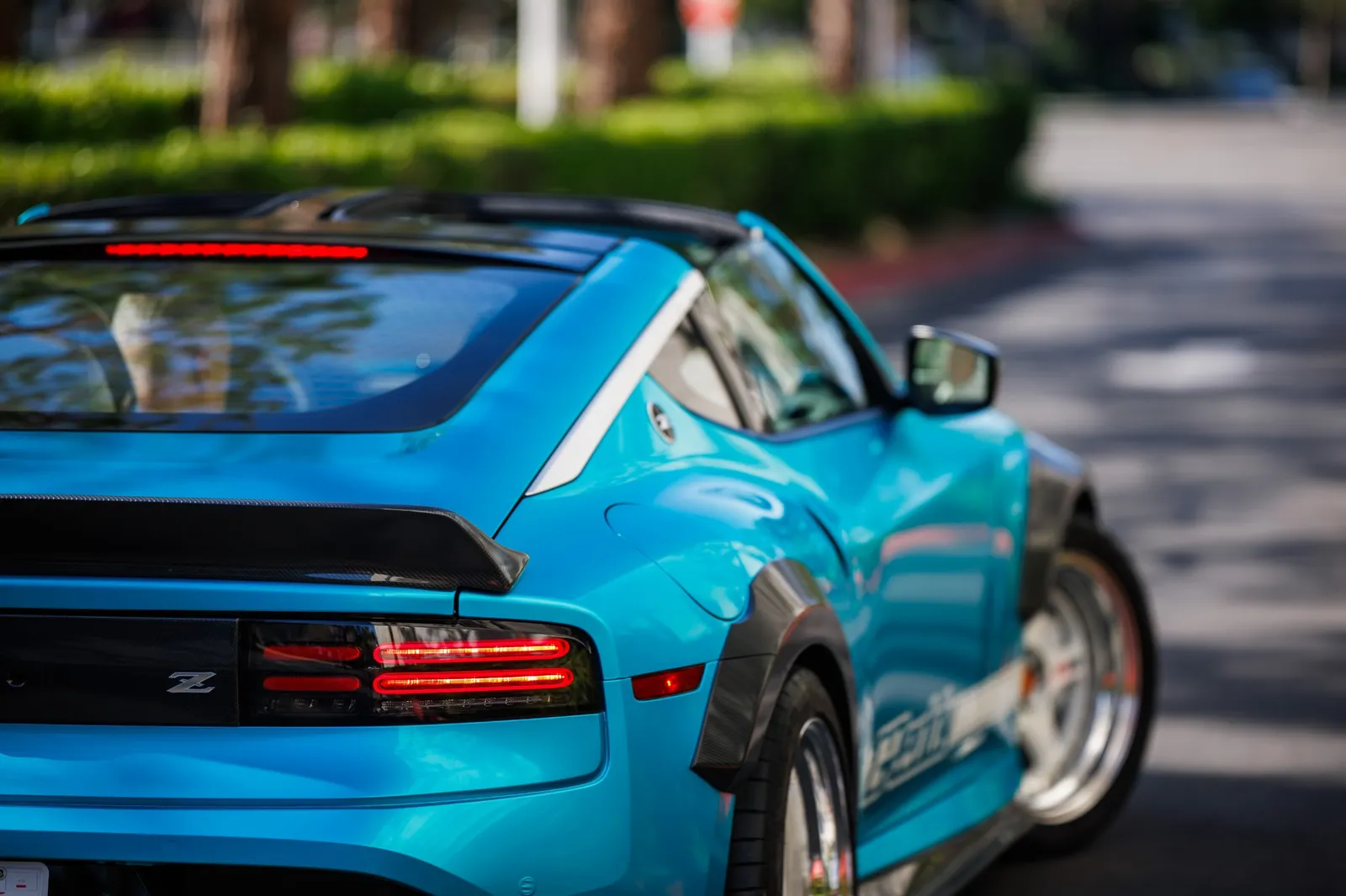 Traseira do Nissan Z Kaze com aerofólio de fibra de carbono