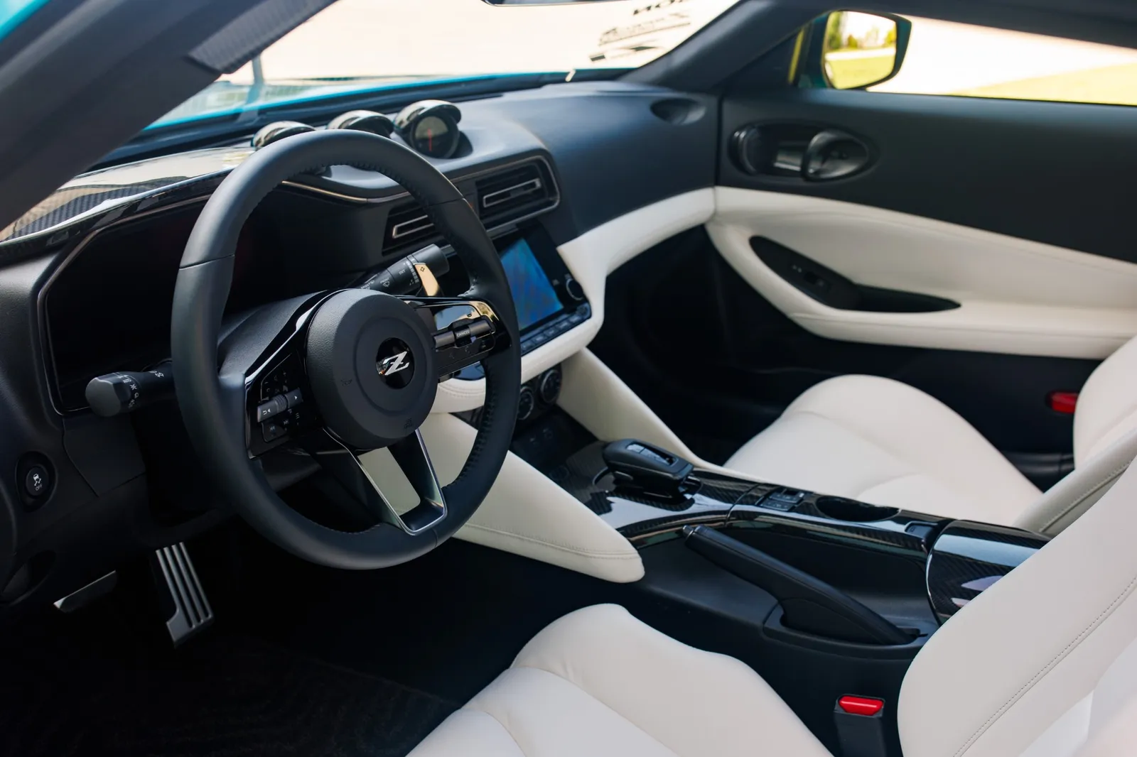Interior do Nissan Z Kaze com bancos de couro branco