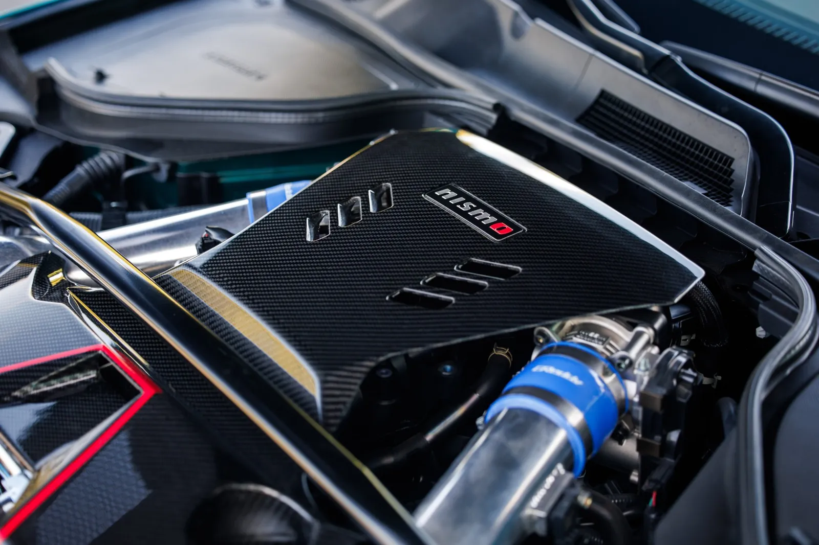 Cobertura do motor de fibra de carbono com o logotipo NISMO