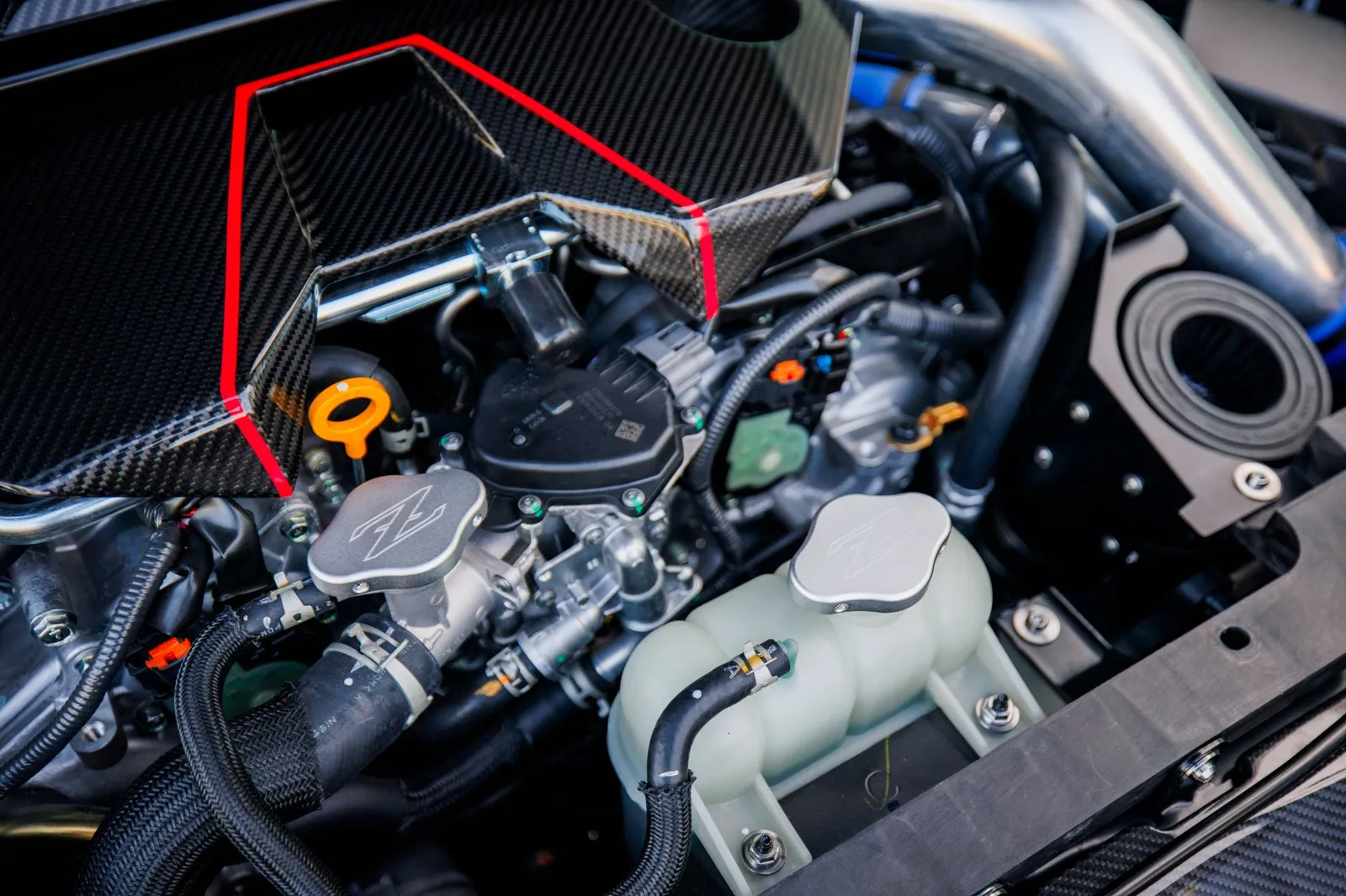 Tampas com o logotipo Z e cobertura de fibra de carbono no compartimento do motor