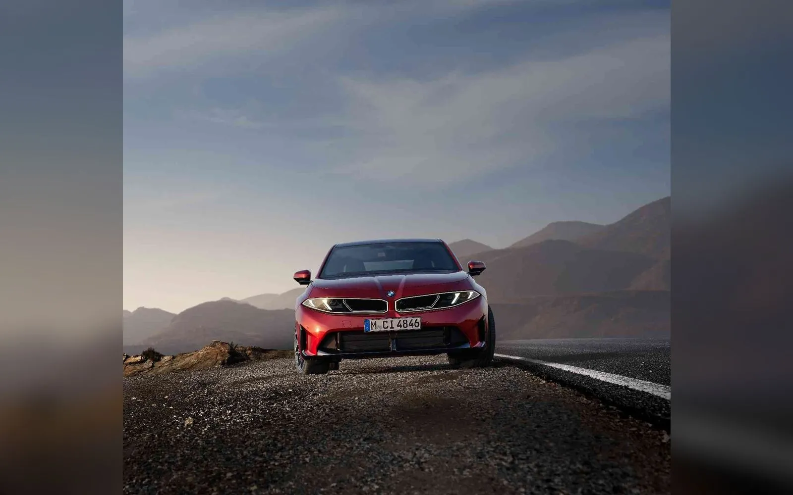 BMW M350 xDrive vermelho visto de frente, com a grade e os faróis formando um conjunto horizontal