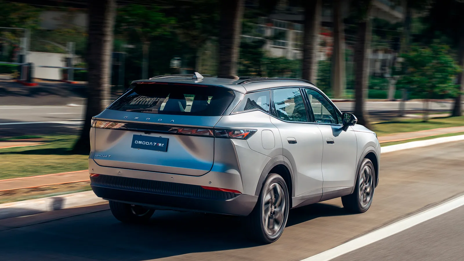 Omoda 7 prata em movimento visto de trás