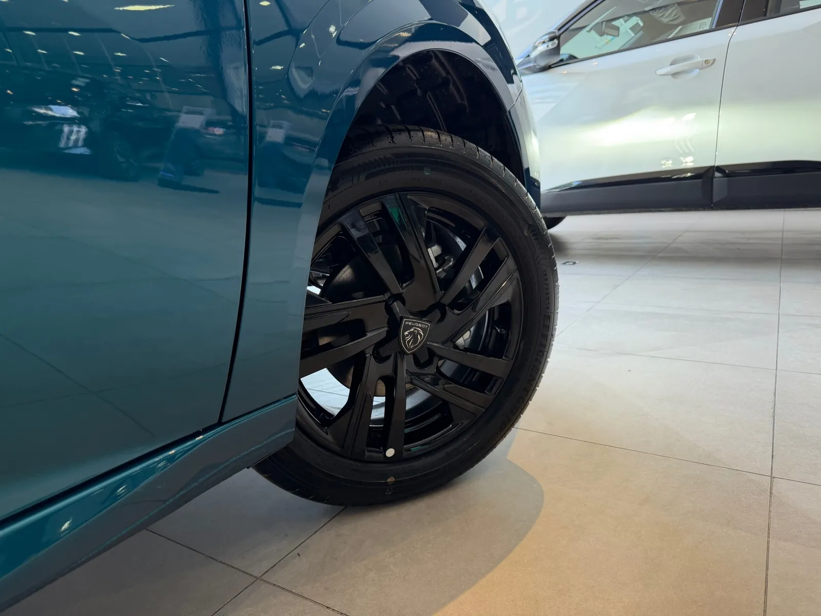 Roda de liga leve de 16 polegadas escurecida do Peugeot 208 Style